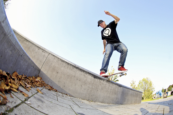 AlexRing_Bs180BwNosegrind_adjSML_.jpg