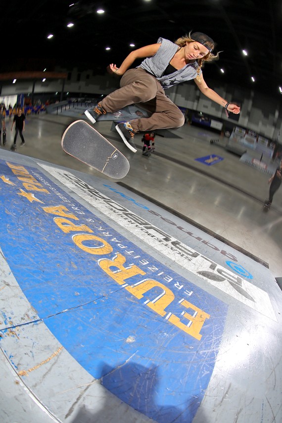 Lydia-Ilchmann-Kickflip-to-fakie-Rust.jpg