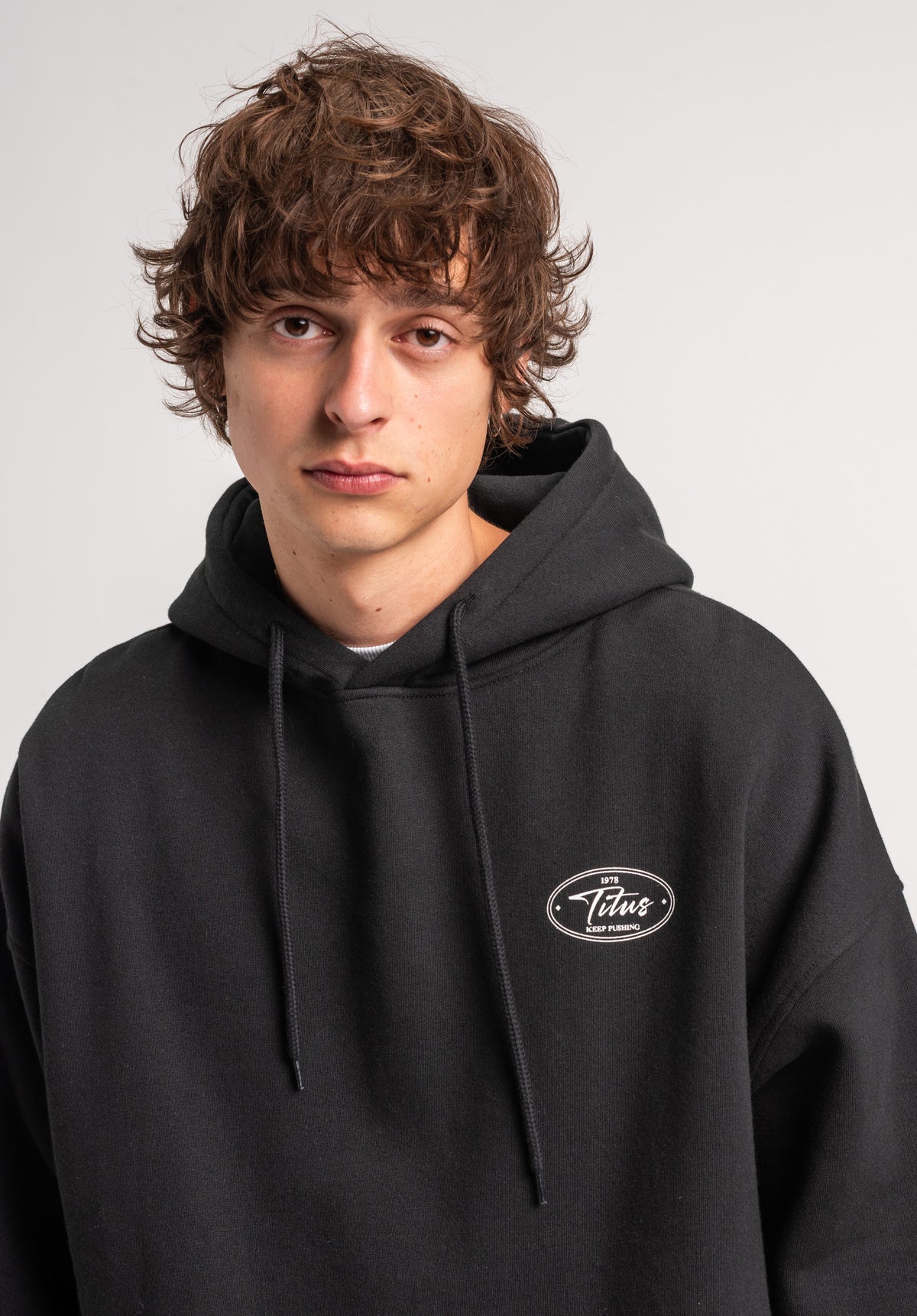 TITUS Mavi Hoodie black – Detailansicht 2