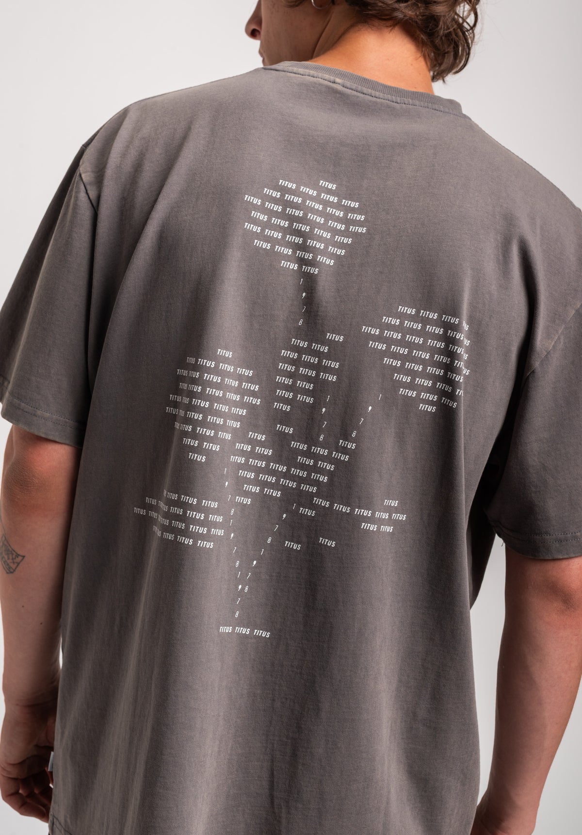 TITUS Yona T-Shirt greybluefaded – Detailansicht 1