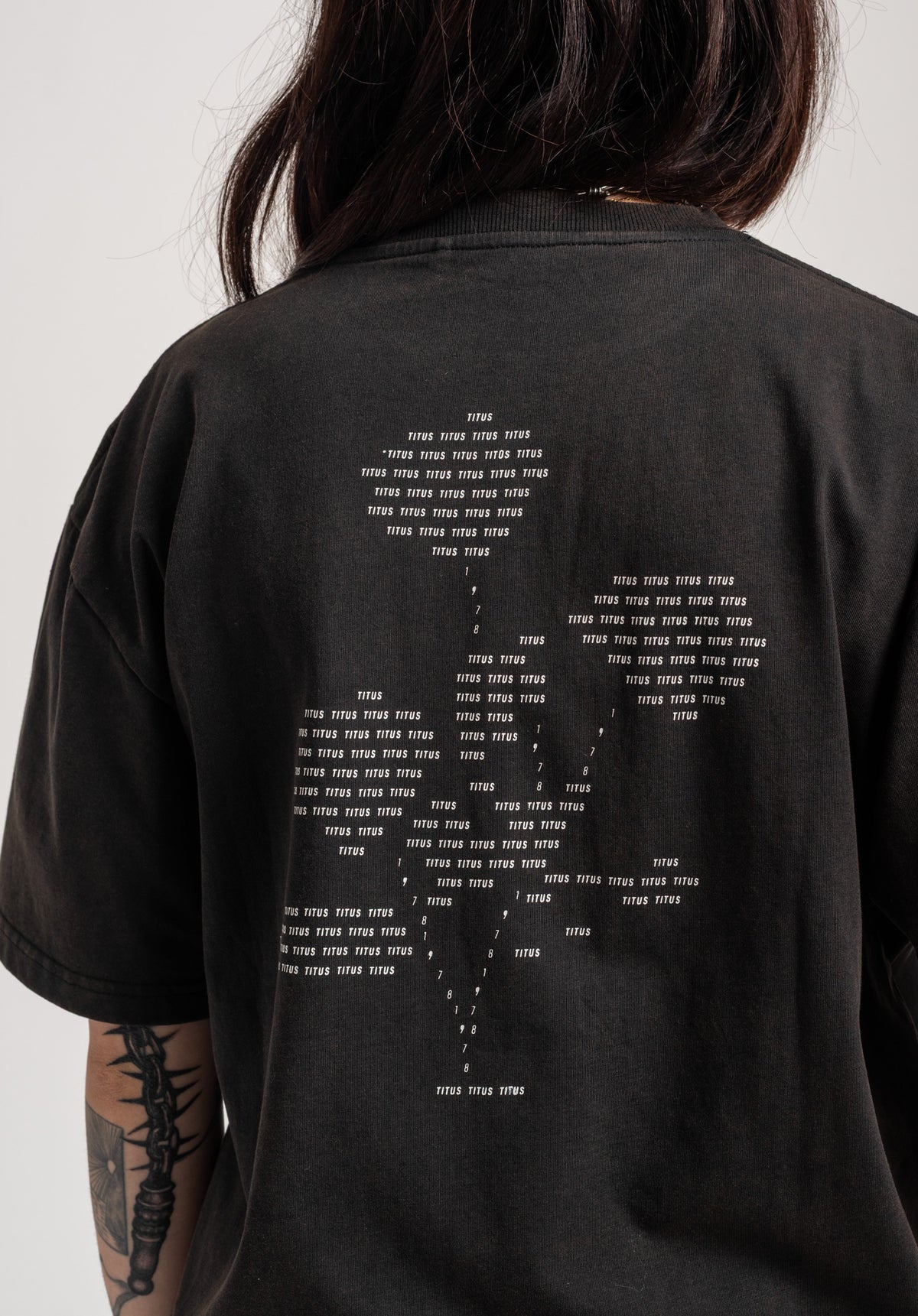 TITUS Nevena T-Shirt blackfaded – Detailansicht 1