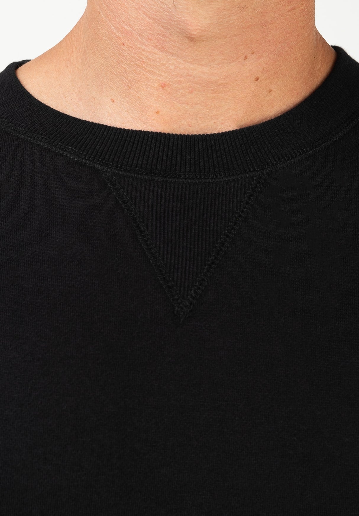 Script Crewneck black Closeup1