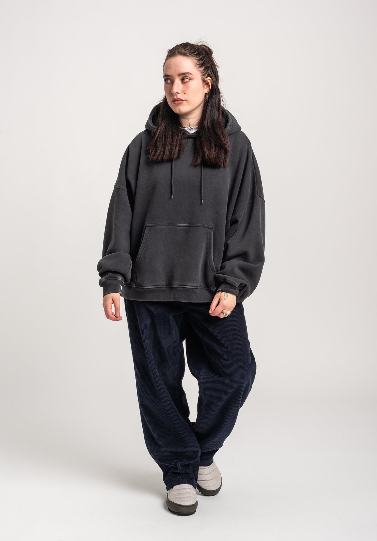 TITUS Aine Hoodie blackfaded – Detailansicht 2