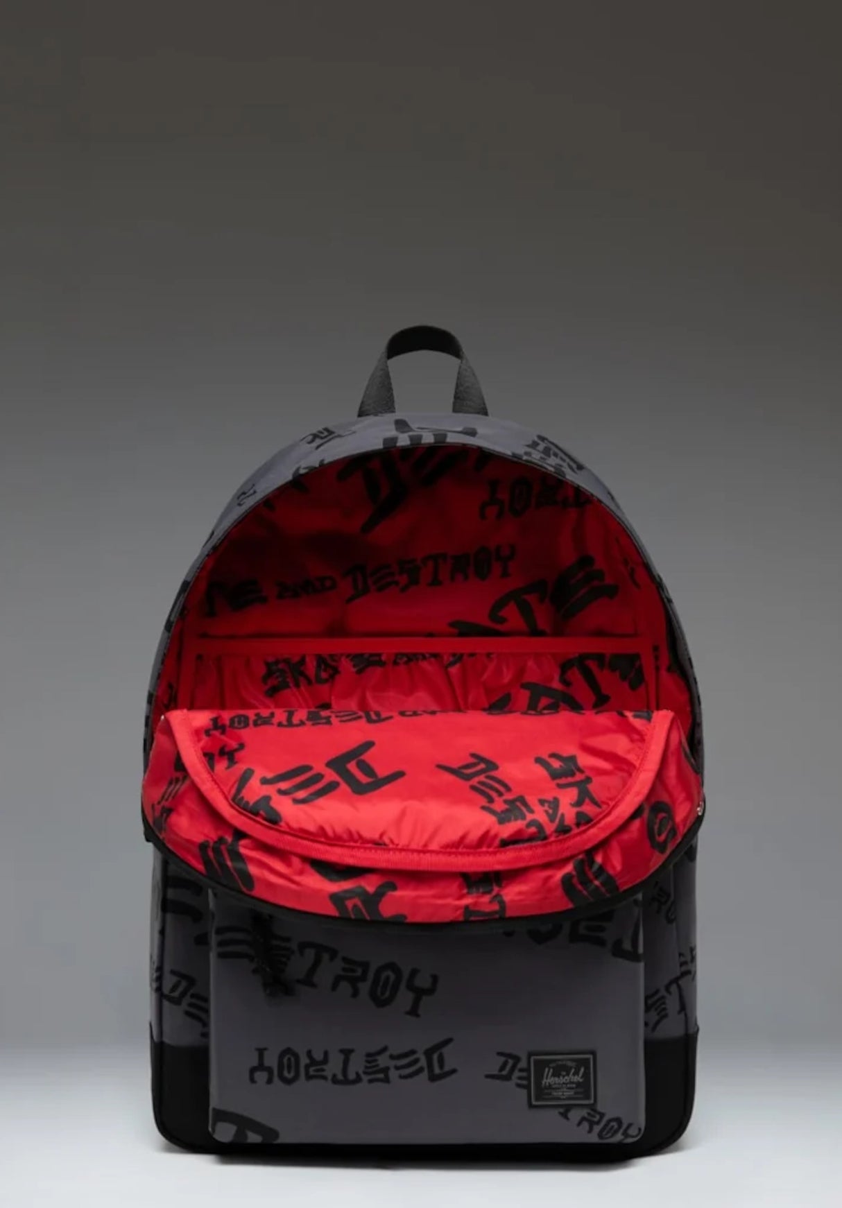 Classic X-Large Thrasher asphalt/black destroy Closeup1