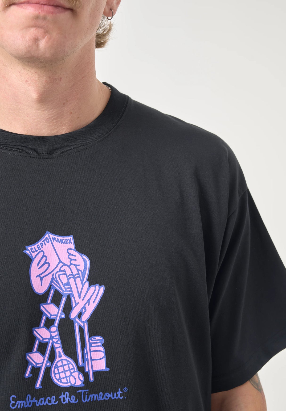 Embrace Tennis black Closeup1