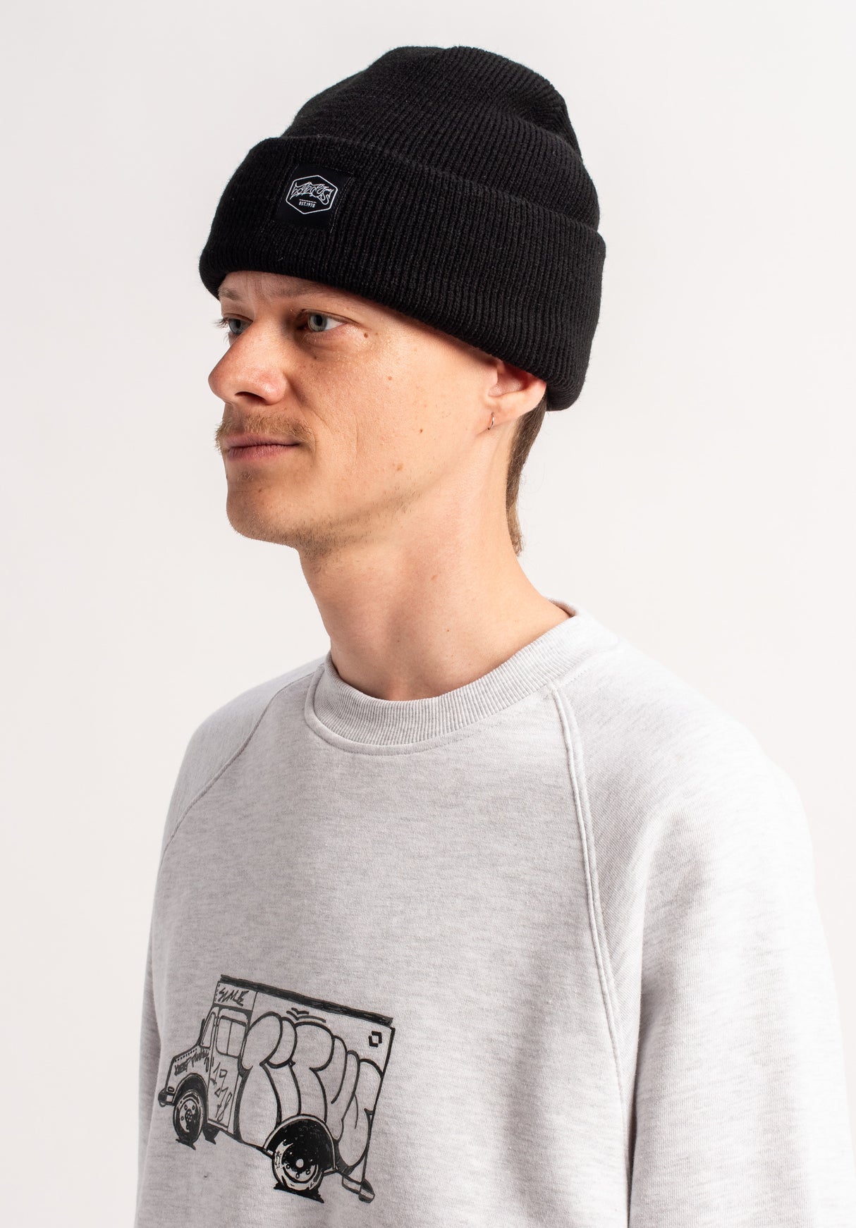 Big Logo black-black Closeup2