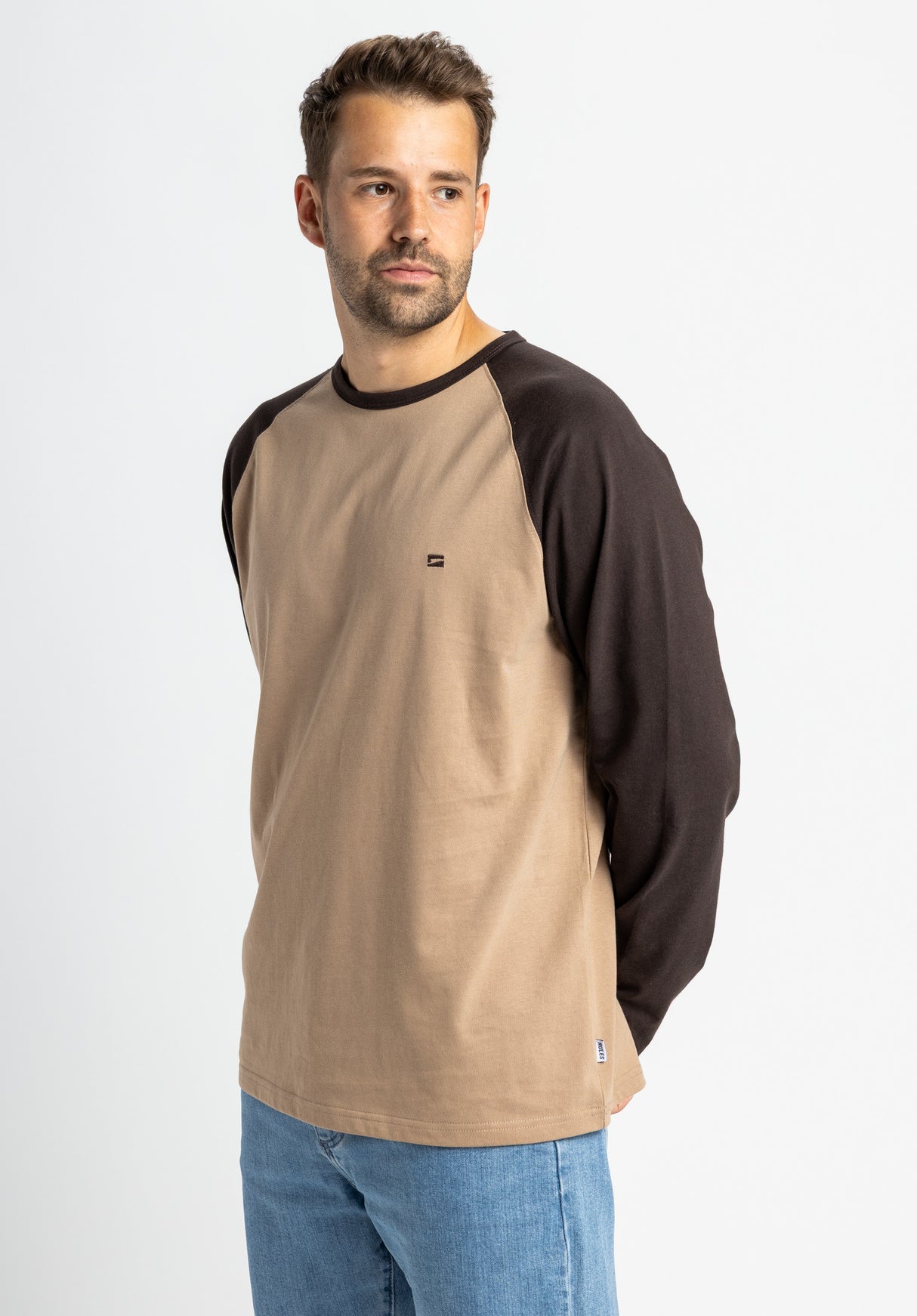 Auris taupe-darkcoffee Closeup1