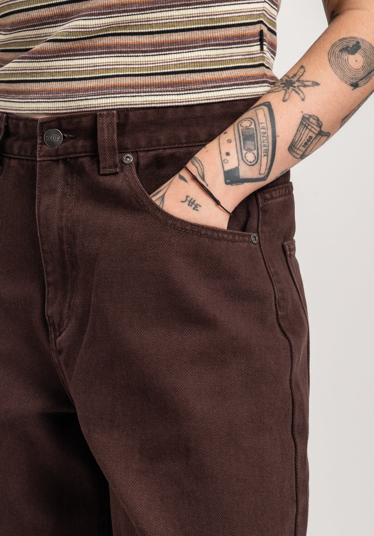 TITUS Alby-Baggy Jeans darkbrownwashed – Seitenansicht