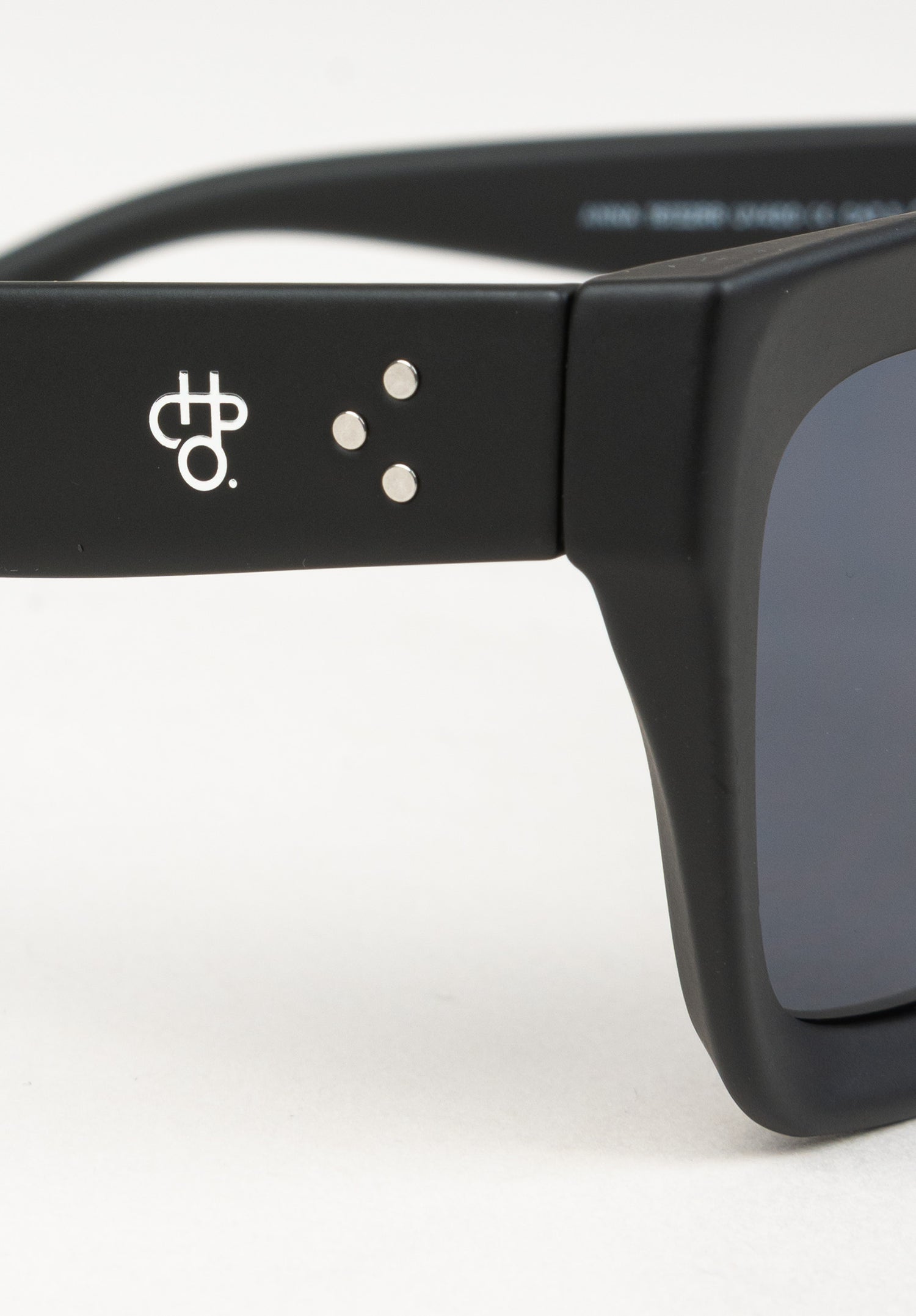 Anna black-black Closeup1 Zoom Image