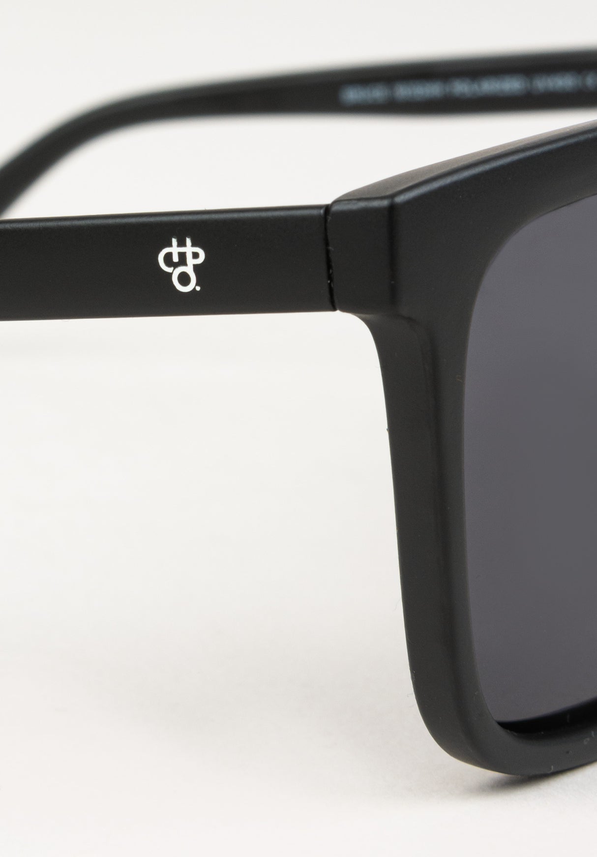 Bruce black-black Closeup1