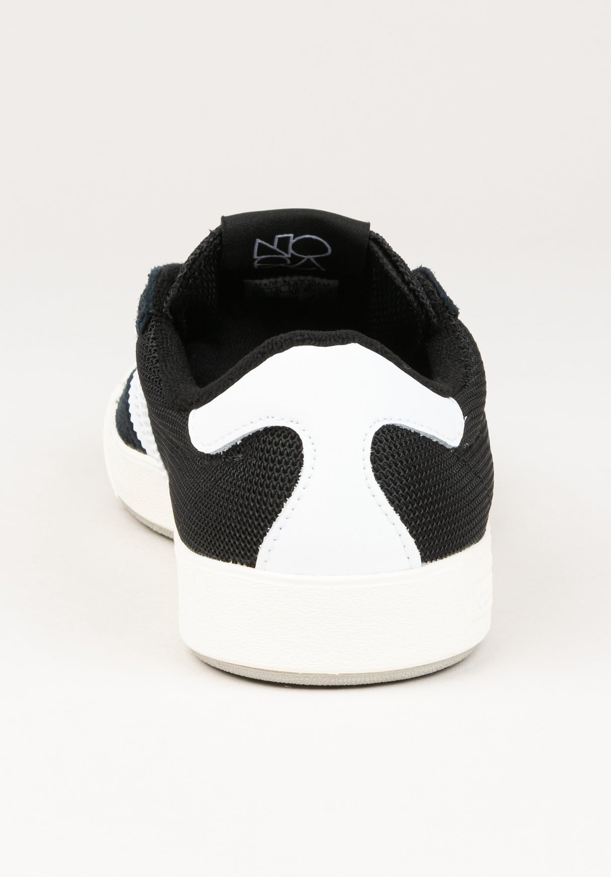 Nora coreblack-ftwwhite-gretwo Seitenansicht