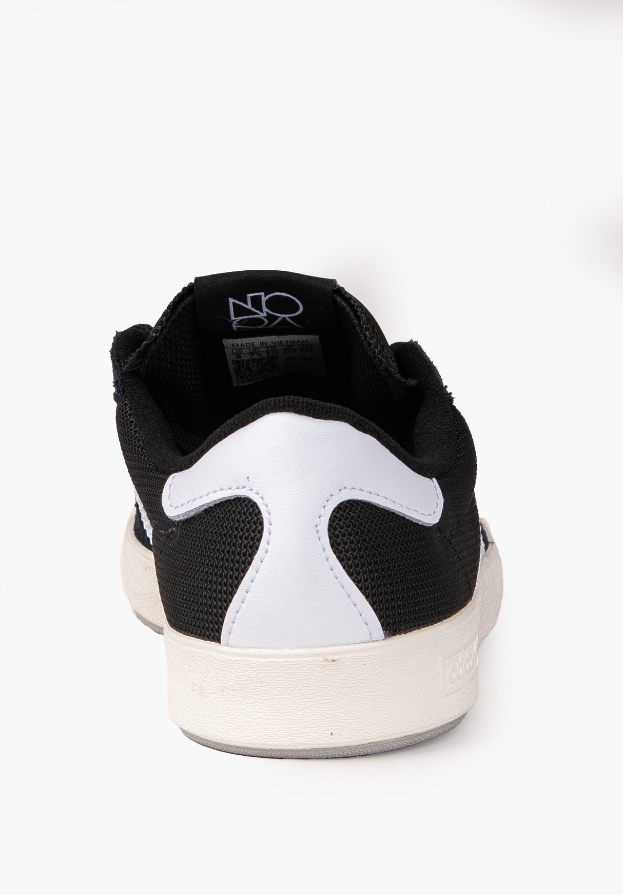 Nora coreblack-white-gum Seitenansicht