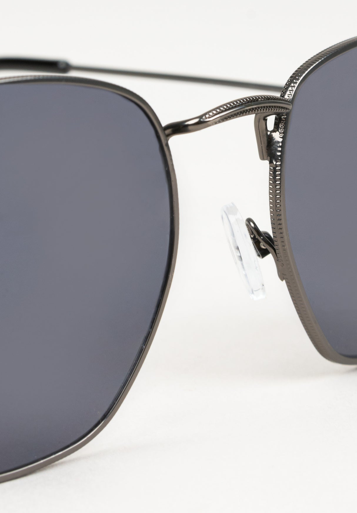 Ian gunmetal-black Close-Up1