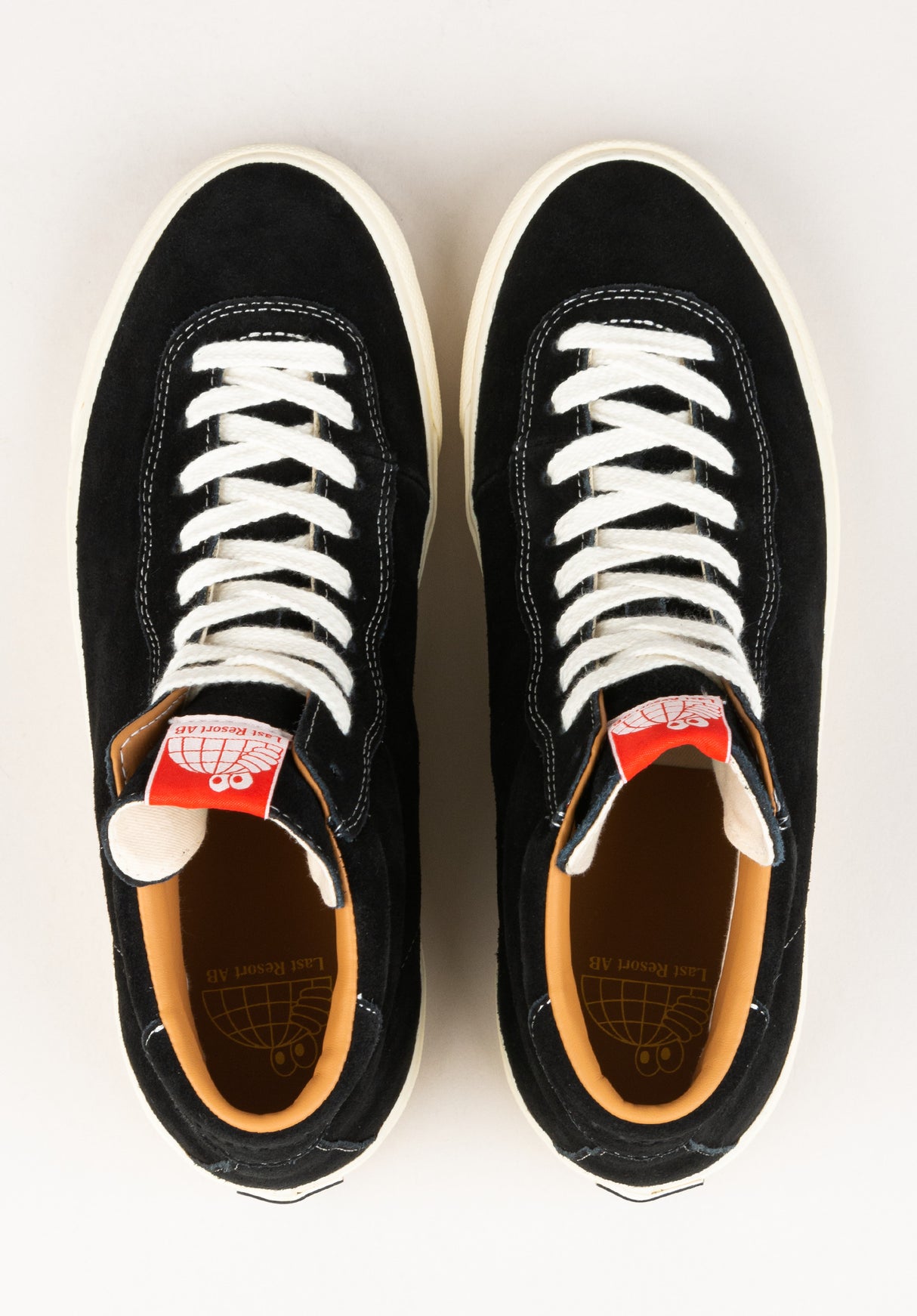 VM001 Suede Hi black-white Close-Up2
