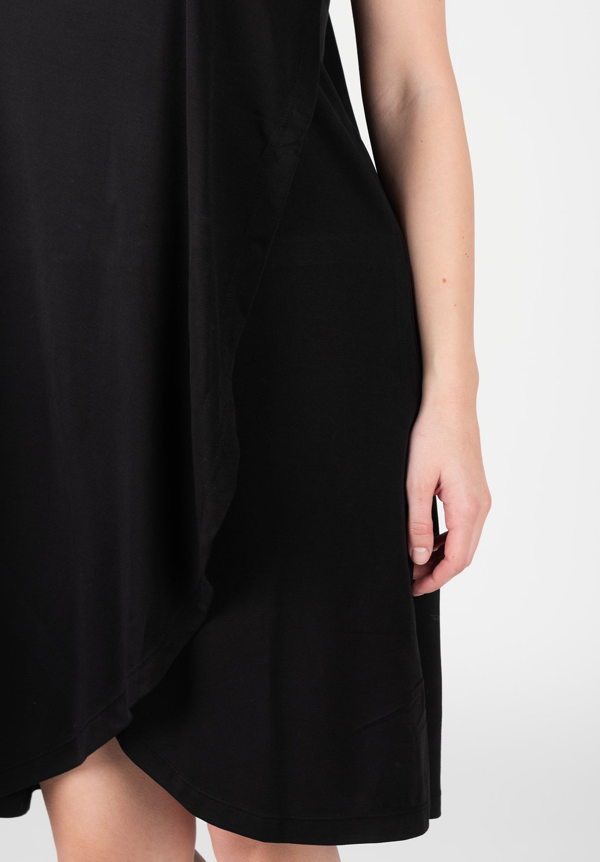 Narraya black 124 Close-Up1