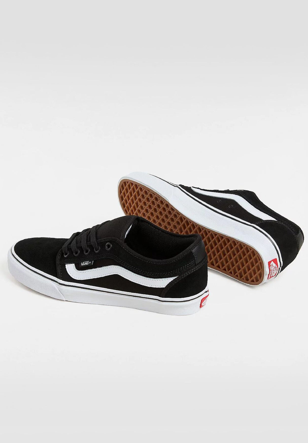 Skate Chukka Low Sidestripe black-white Closeup1