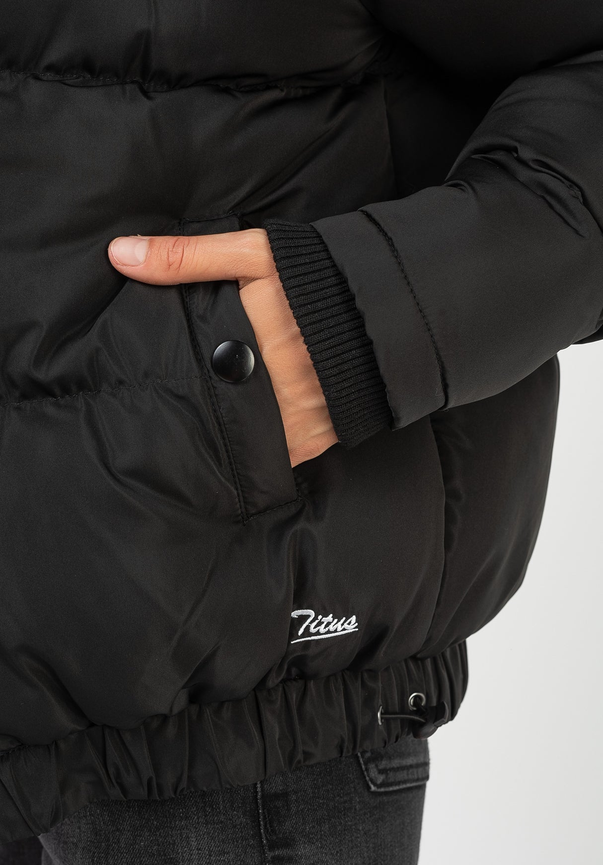 Leni black Close-Up2