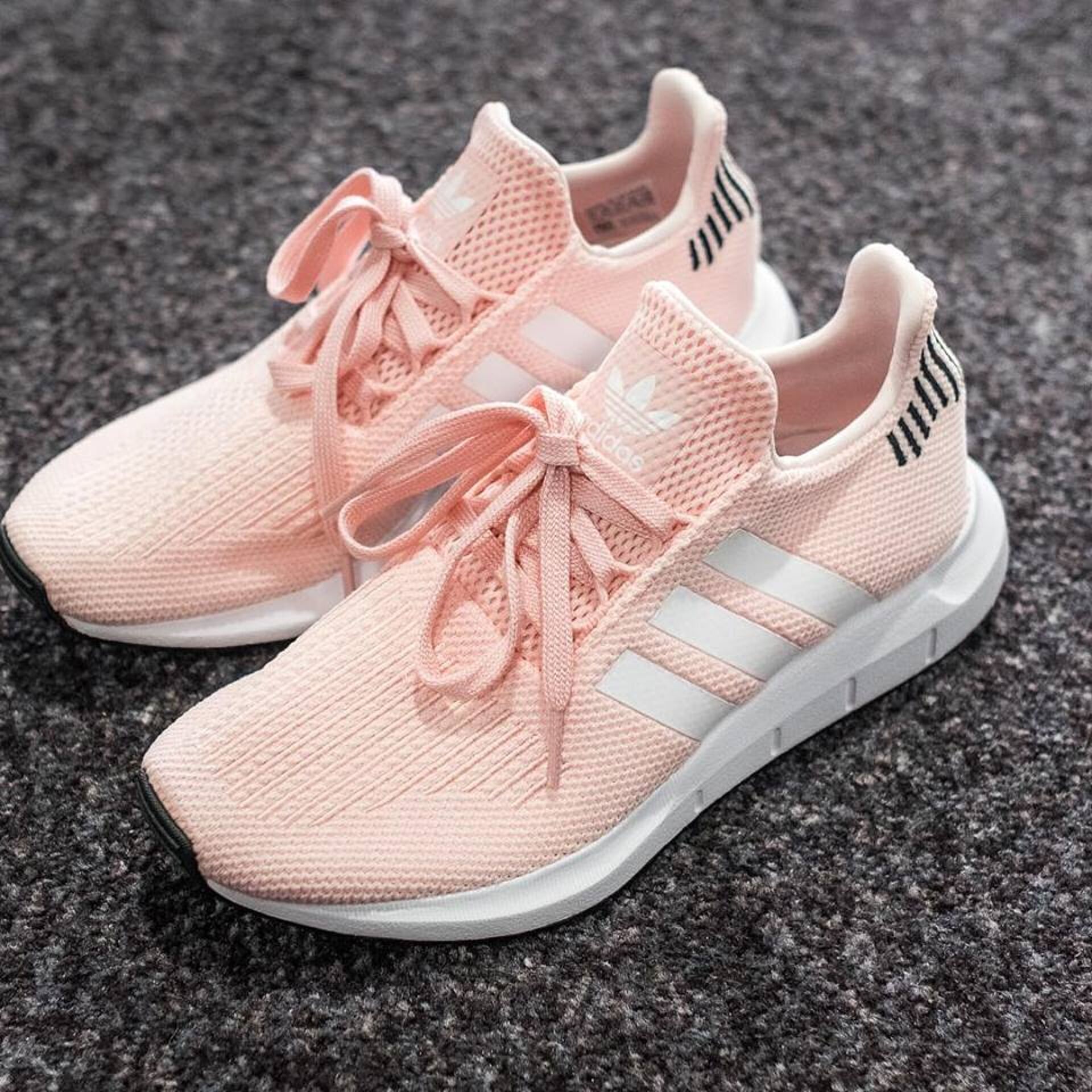 Swift run sneakers pink discount