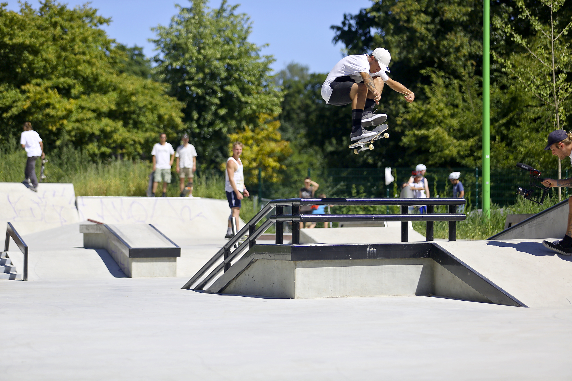 Alex Ring mit einem Pop Shove-It im Skatepark Düsseldorf-Eller