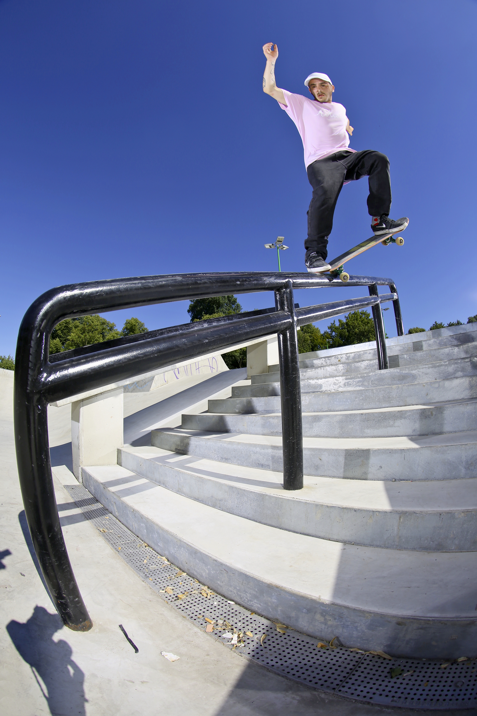 Kalle Zollino mit einem K-Grind im Skatepark Düsseldorf-Eller