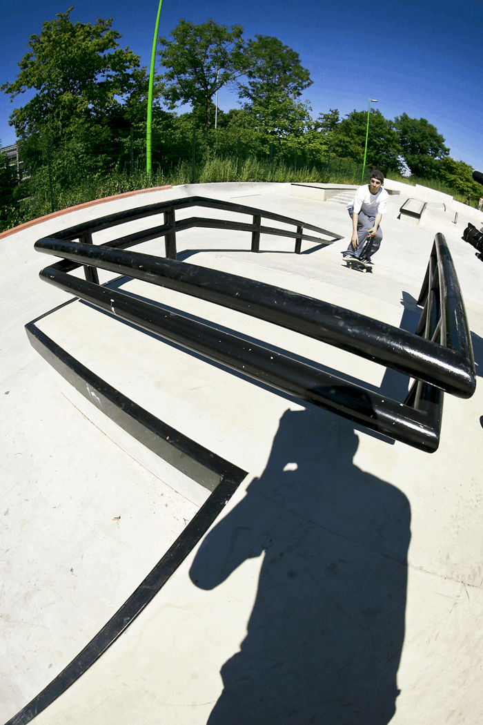 Josh Junkes mit einer Sequenz eines Nollie Bs Heelflips im Skatepark in Düsseldorf-Eller