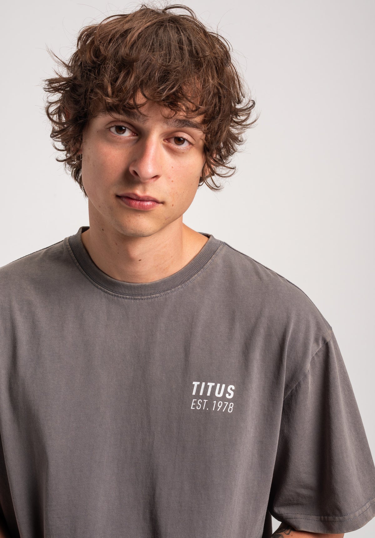 TITUS Yona T-Shirt greybluefaded – Detailansicht 2