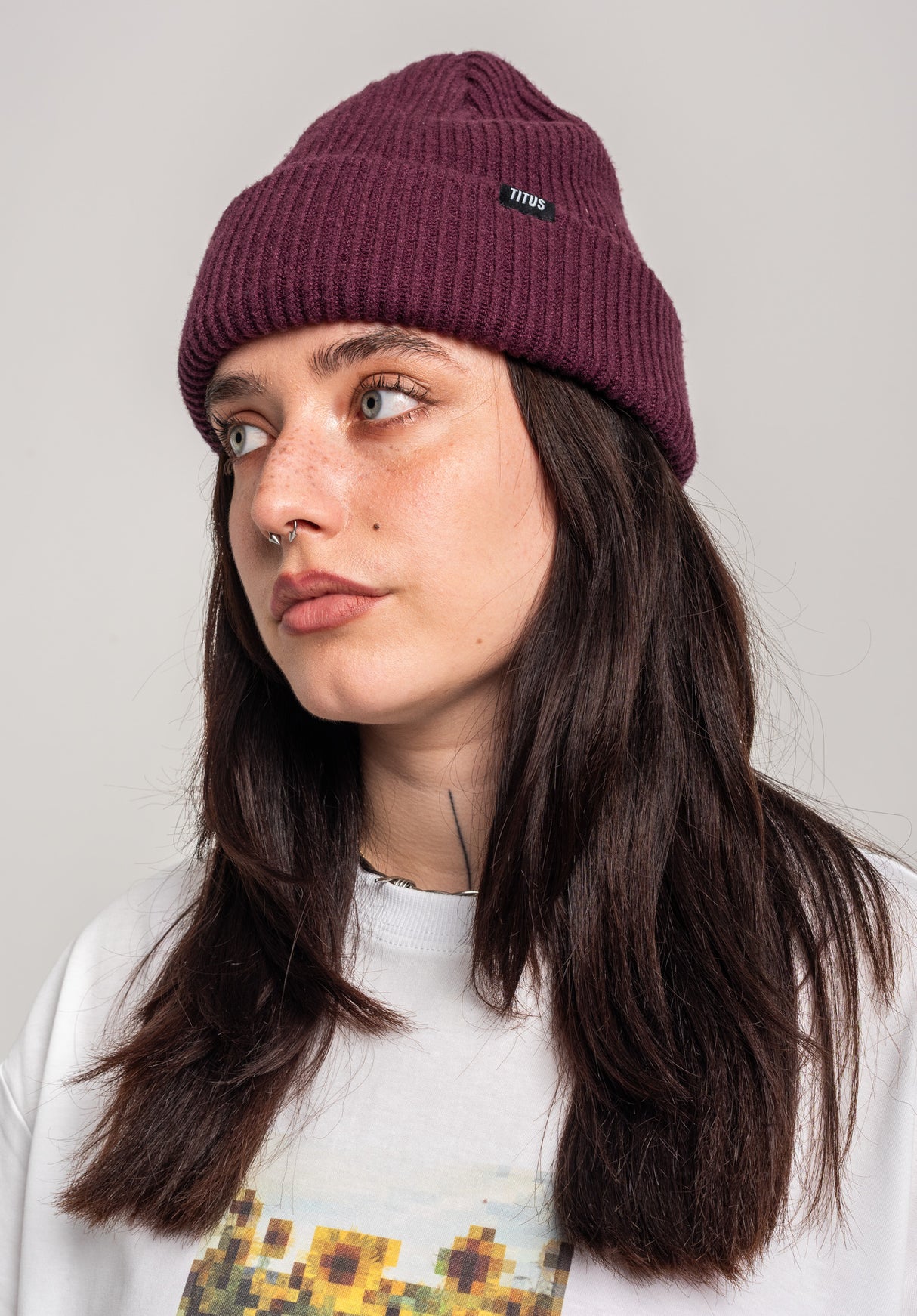 Classic Beanie darkberry Closeup2