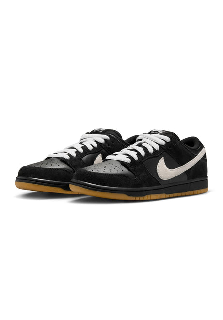 Dunk Low Pro black-white-black-gumlightbrown Rueckenansicht