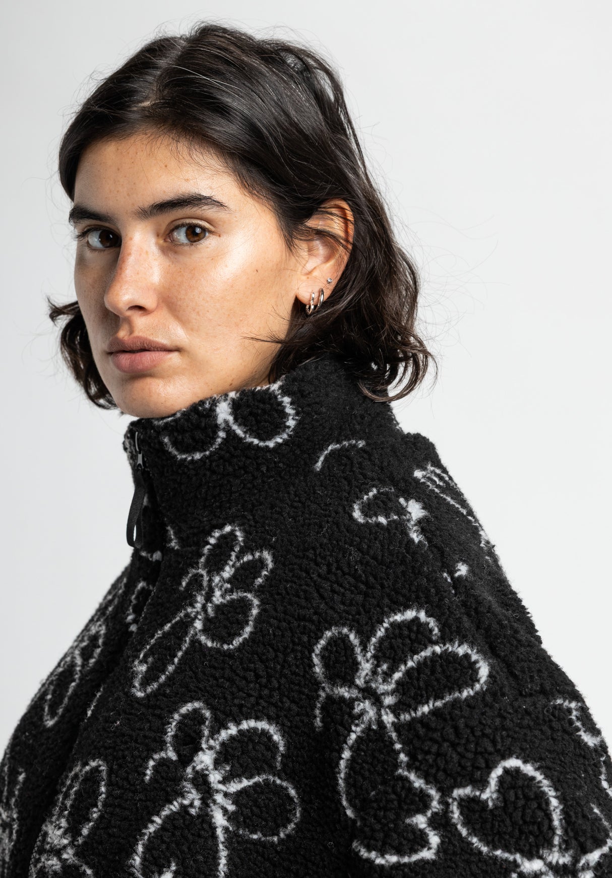 Nieva black-allover Closeup2