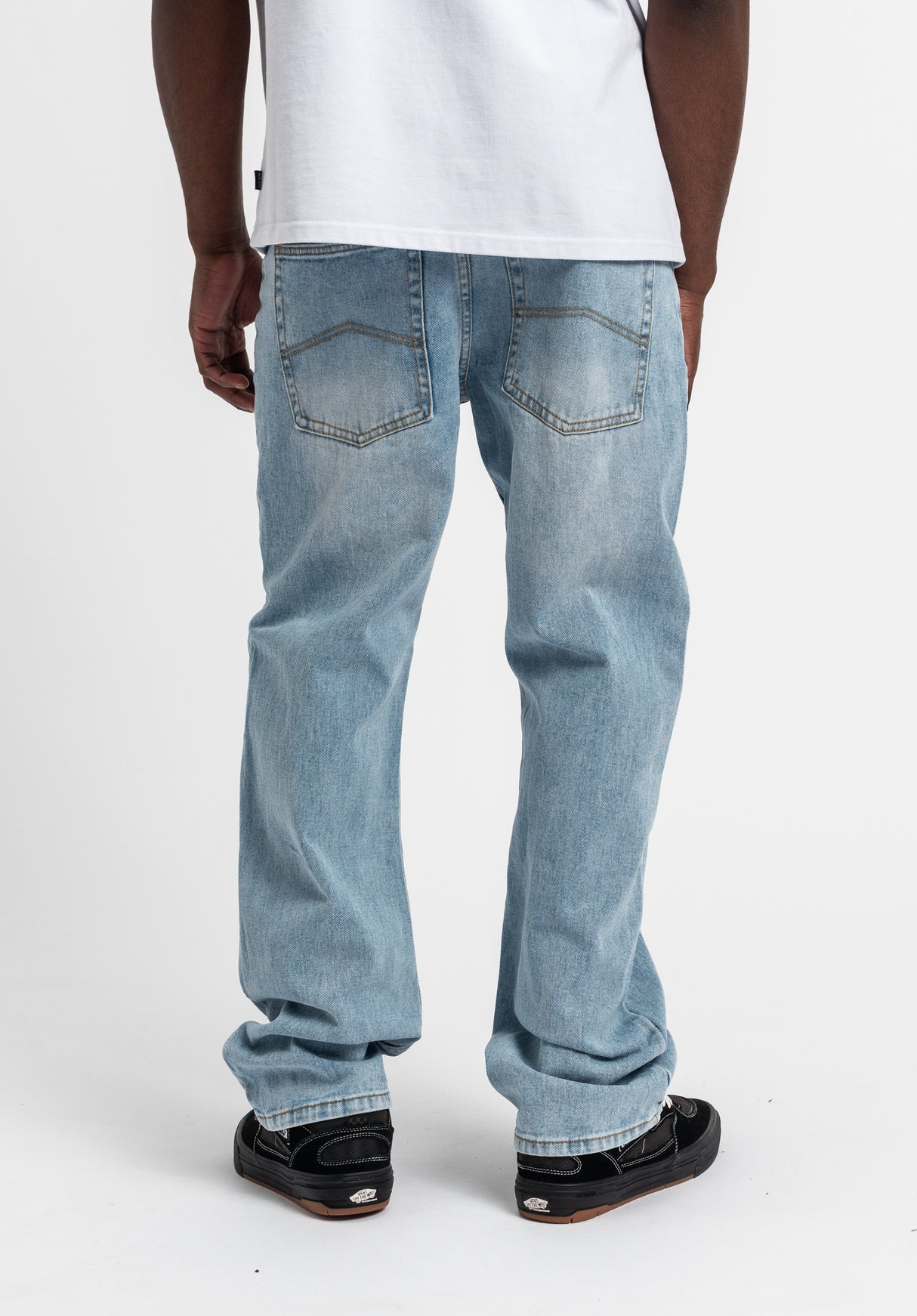 Taper Fit blue-bleached Rueckenansicht