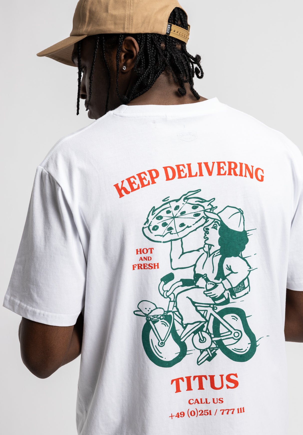 Pizza delivery boy white Rueckenansicht