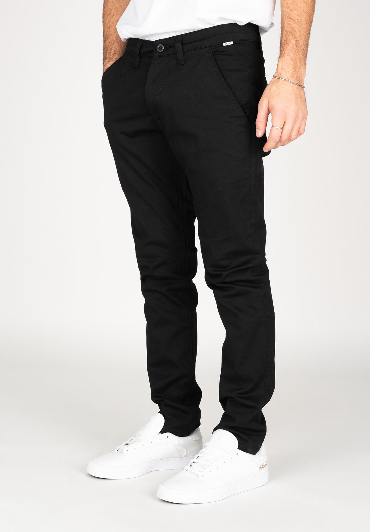 Flex Tapered Chino black Rueckenansicht