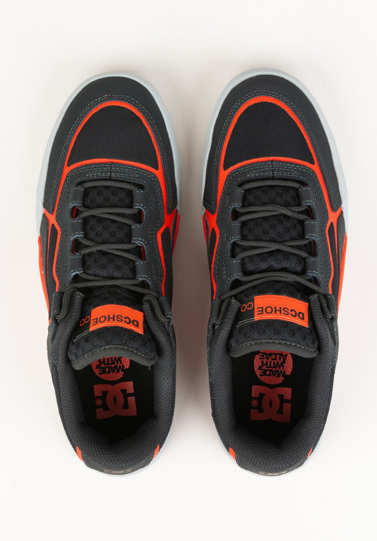 Metric darkgrey-orange Closeup2