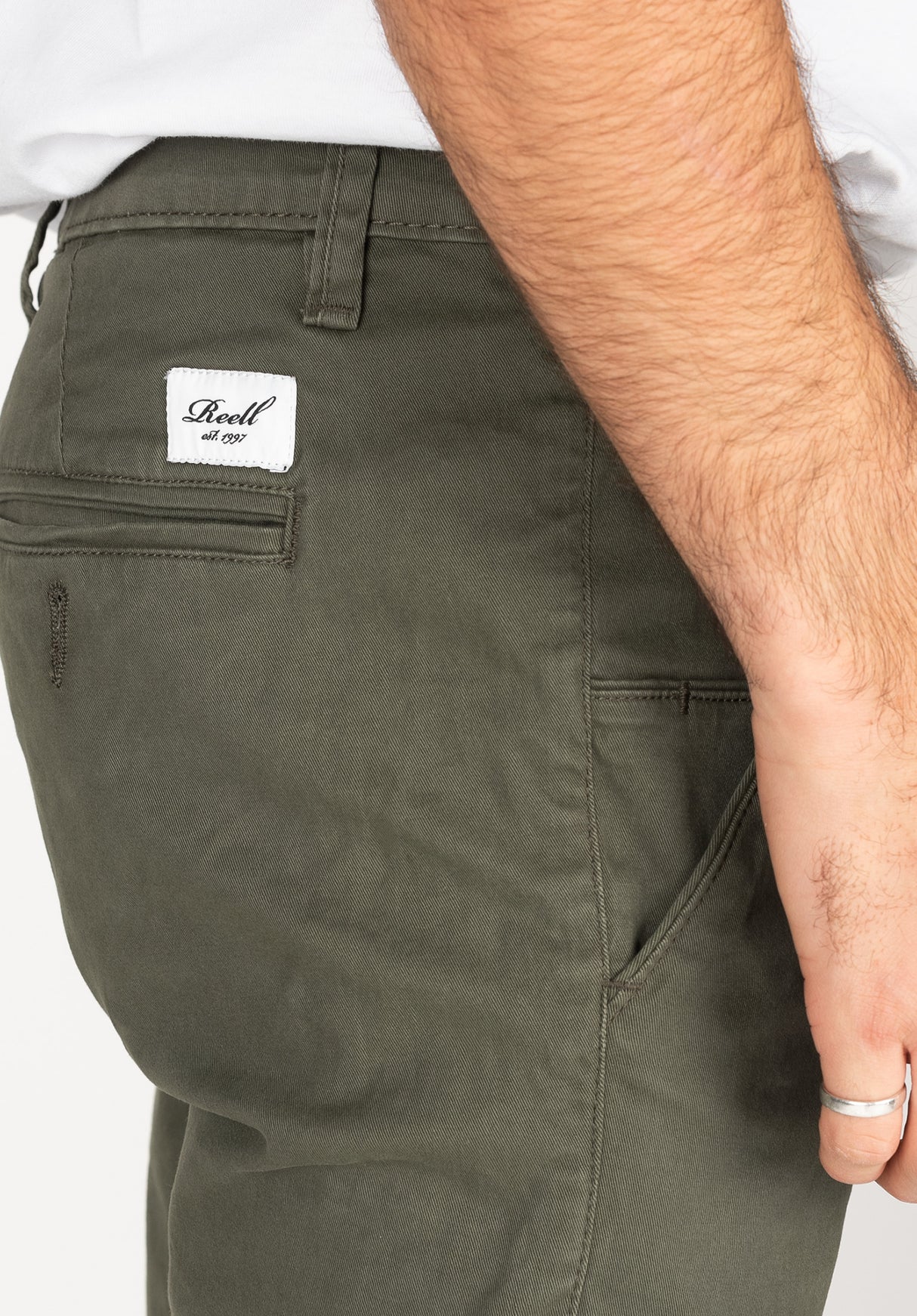 Flex Tapered Chino olive Close-Up2